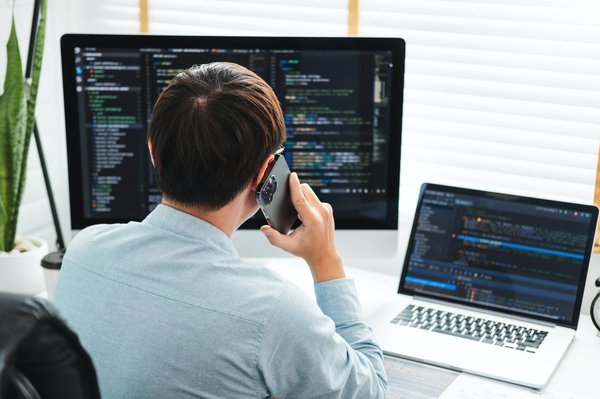 Quel est le rôle d'un site internet dans la présence en ligne d'une entreprise ?